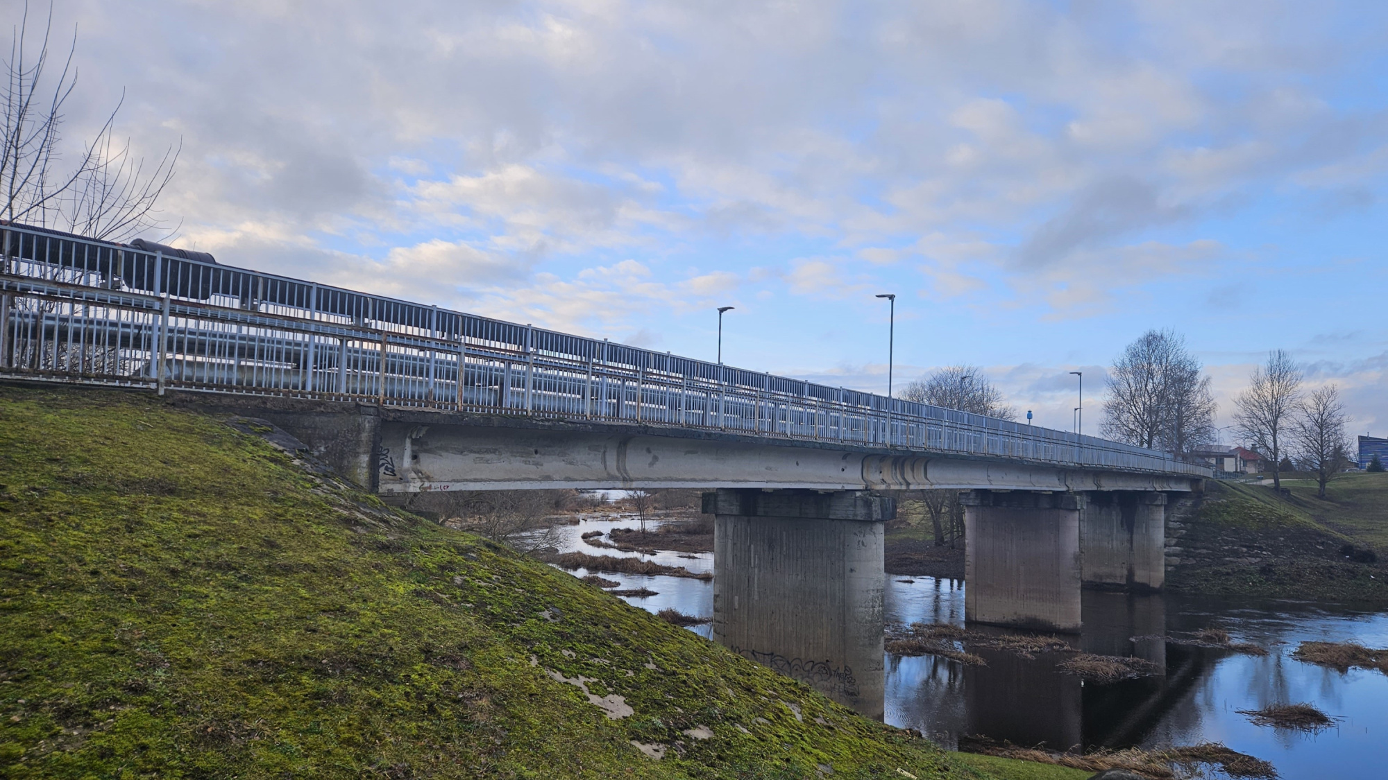 No 23. marta slēgs gājēju kustību pār Dubnas tiltu