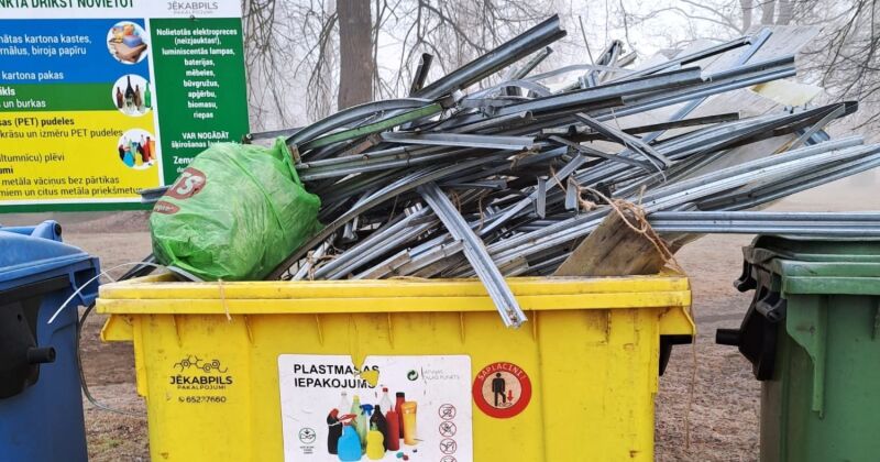 Jēkabpilī dzeltenajos konteineros nonāk pat vecās siltumnīcas