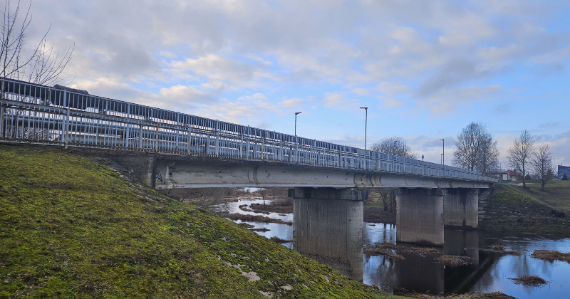 No 23. marta slēgs gājēju kustību pār Dubnas tiltu