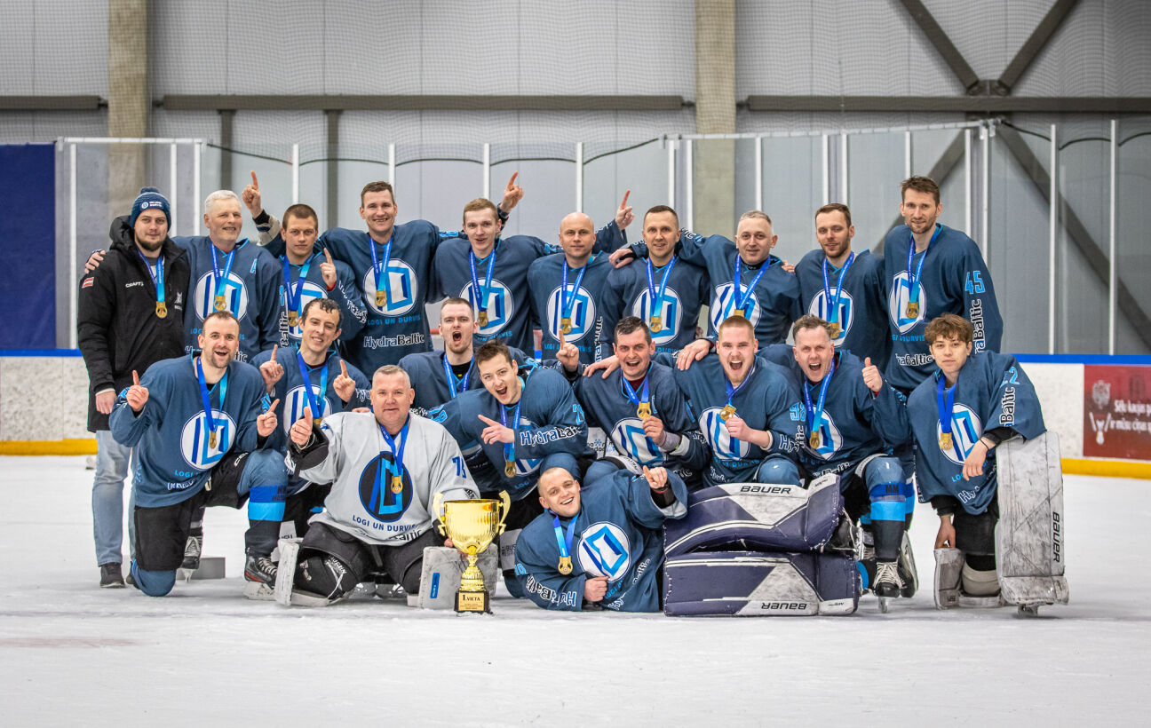 Jēkabpils novada atklātajā hokeja čempionātā laurus plūc “Logi un durvis”