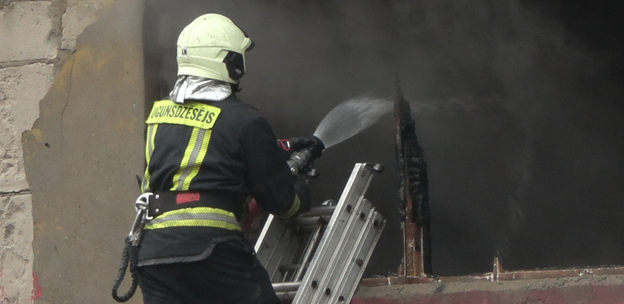 Aknīstes pusē nodeg saimniecības ēka, Varie&scaron;u pagastā kūla deg septiņu hektāru platībā
