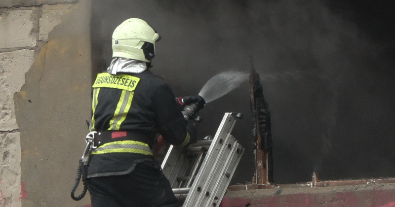 Aknīstes pusē nodeg saimniecības ēka, Varie&scaron;u pagastā kūla deg septiņu hektāru platībā