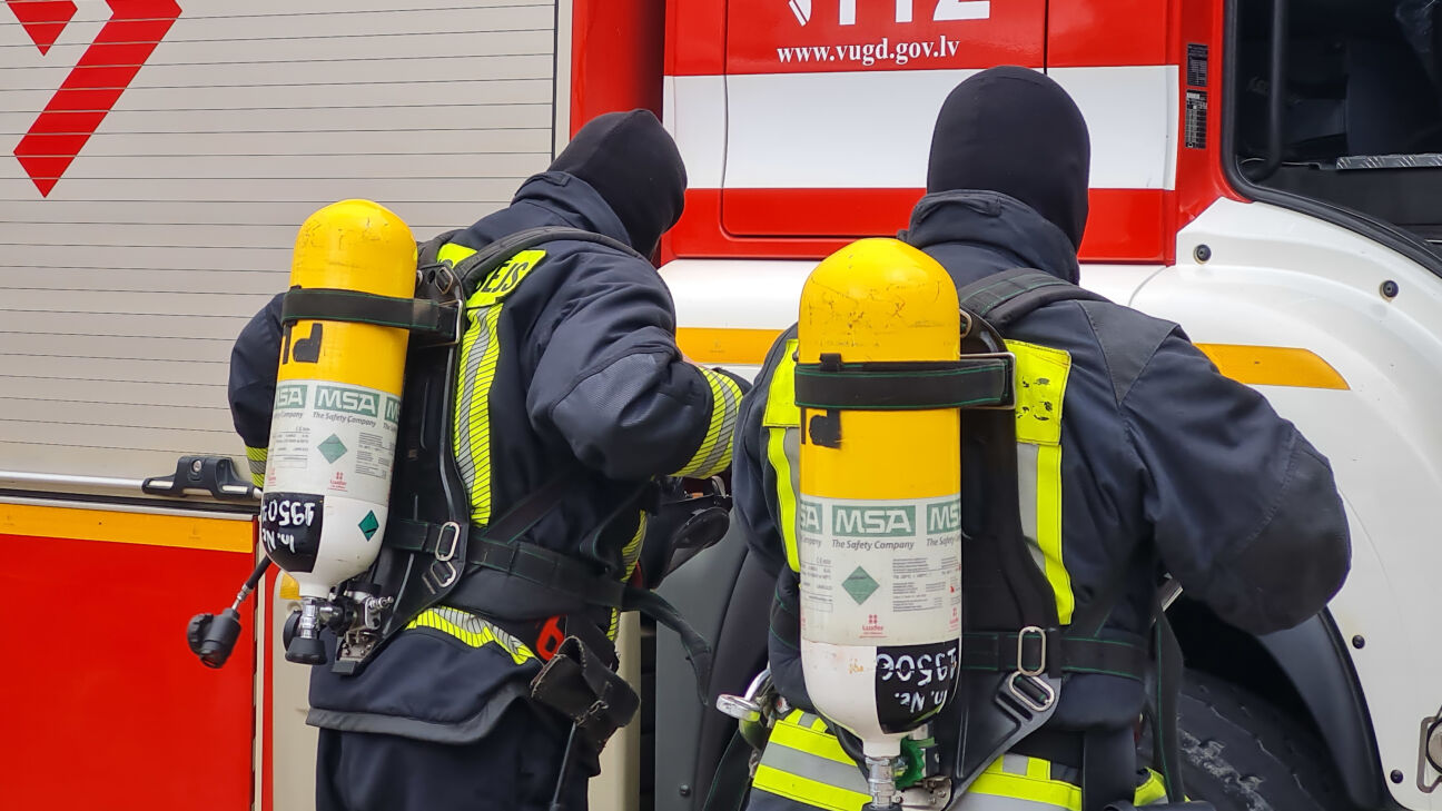 Jēkabpilī no dzīvojamās ēkas evakuēti 10 cilvēki