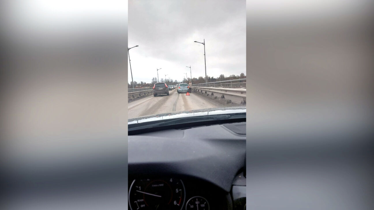 Uz tilta salūzusi automašīna rada sastrēgumu Jēkabpilī