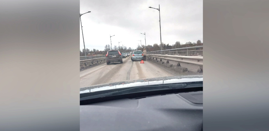 Uz tilta salūzusi automa&scaron;īna rada sastrēgumu Jēkabpilī