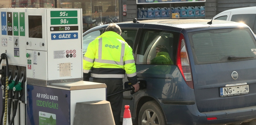 Jēkabpilie&scaron;i ap&scaron;auba degvielas cenu kāpuma pamatotību