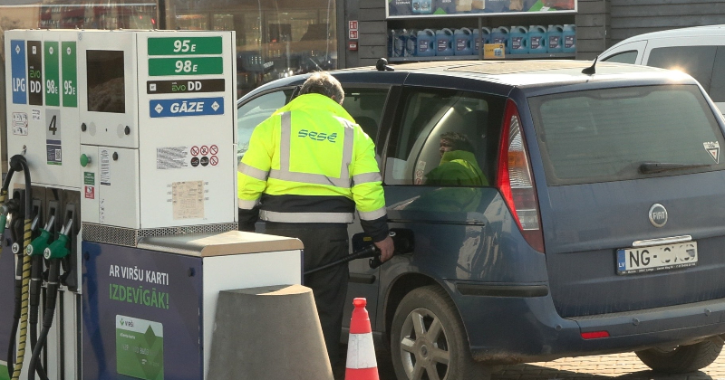 Jēkabpilie&scaron;i ap&scaron;auba degvielas cenu kāpuma pamatotību