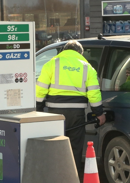 Jēkabpilie&scaron;i ap&scaron;auba degvielas cenu kāpuma pamatotību