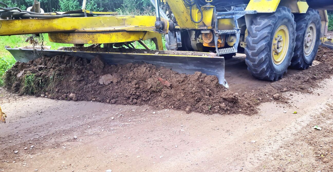 Līvānu novadā uzsākta ceļu greiderēšana