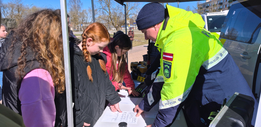 Skolēniem Ēnu dienā iespēja iepazīt operatīvo dienestu darbu