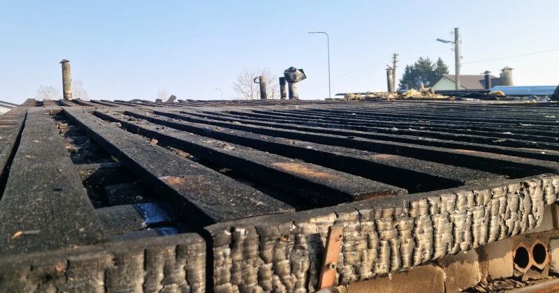 Zemgales ielā Līvānos nodeg 10 garāžas