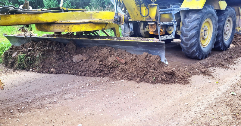 Līvānu novadā uzsākta ceļu greiderē&scaron;ana