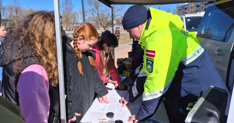 Skolēniem Ēnu dienā iespēja iepazīt operatīvo dienestu darbu