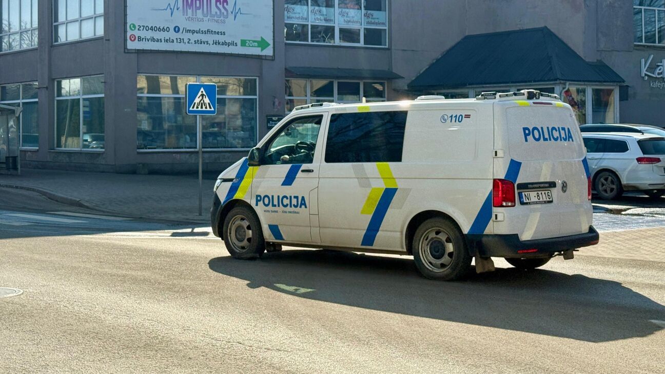 Daudzeses pusē “Volvo” ietriecas pretim braucošā kravas automašīnā