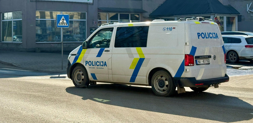 Daudzeses pusē &ldquo;Volvo&rdquo; ietriecas pretim brauco&scaron;ā kravas automa&scaron;īnā