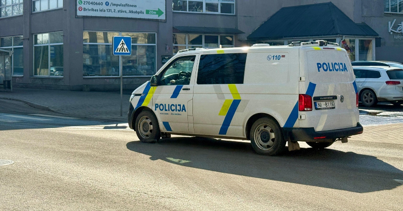 Daudzeses pusē &ldquo;Volvo&rdquo; ietriecas pretim brauco&scaron;ā kravas automa&scaron;īnā