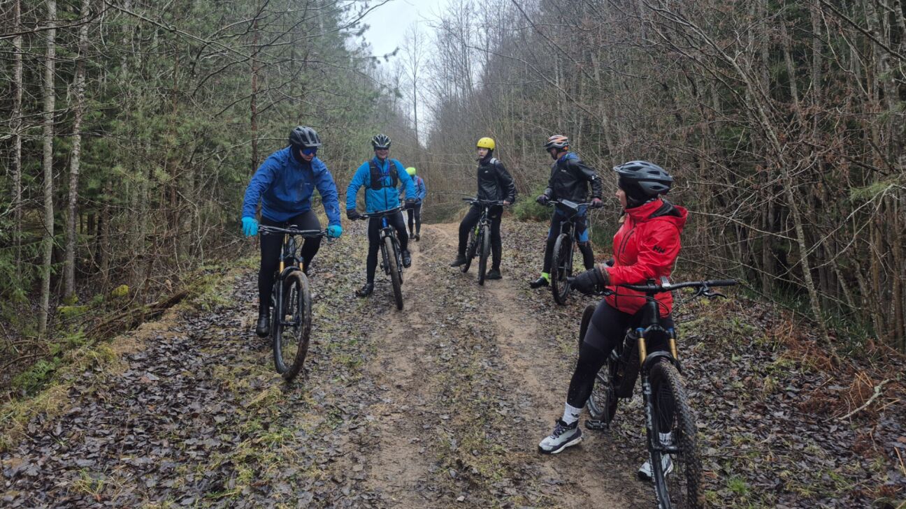 Jēkabpilieši Lieldienu velobraucienā pārvar izaicinājumus