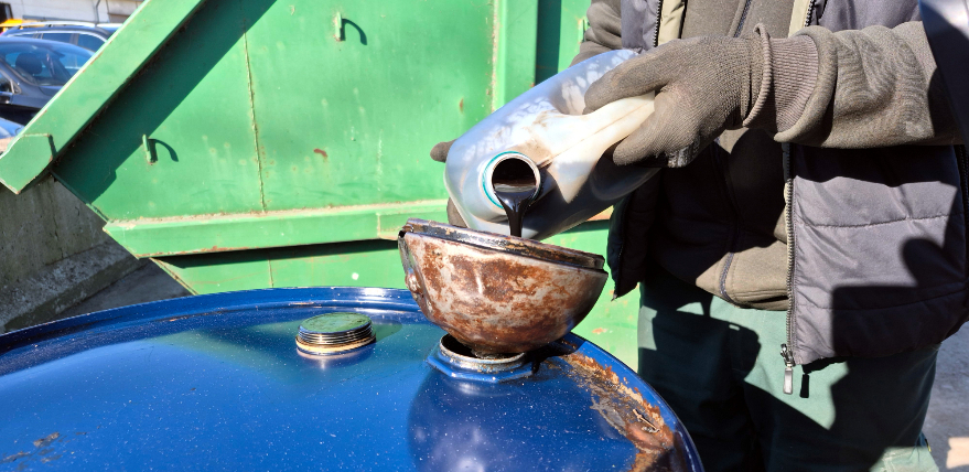 Divas mucas divās nedēļās: Jēkabpilī kūtri izmanto iespēju bez maksas nodot motoreļļu