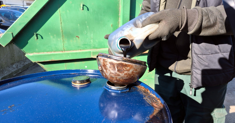 Divas mucas divās nedēļās: Jēkabpilī kūtri izmanto iespēju bez maksas nodot motoreļļu