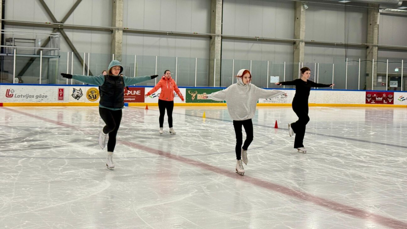 Pieaugušie jēkabpilieši sporta hallē piepilda sen lolotus sapņus