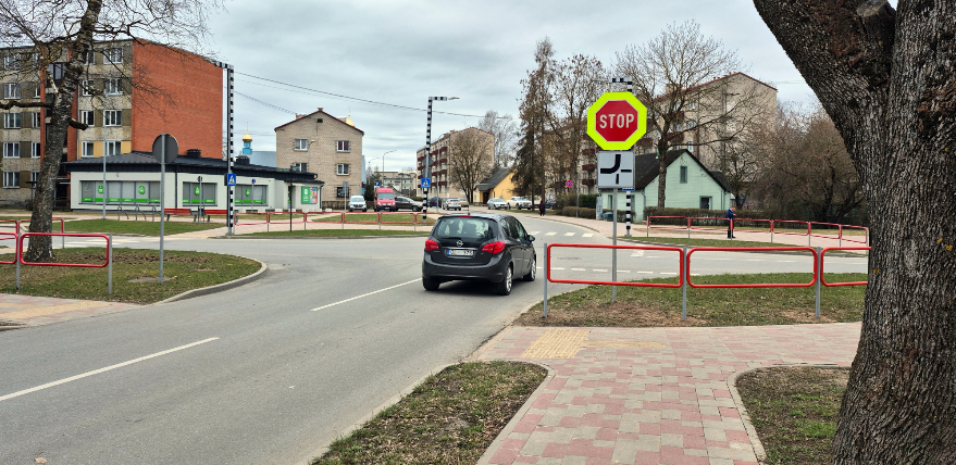 Tauta ziņo: Draudzības alejas un Viestura ielas krustojumā uzstādīta &ldquo;Stop&rdquo; zīme