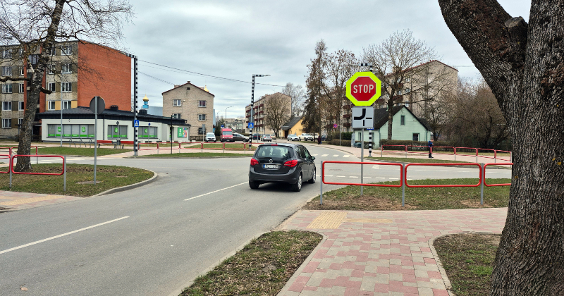 Tauta ziņo: Draudzības alejas un Viestura ielas krustojumā uzstādīta &ldquo;Stop&rdquo; zīme