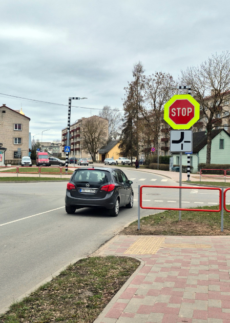 Tauta ziņo: Draudzības alejas un Viestura ielas krustojumā uzstādīta &ldquo;Stop&rdquo; zīme