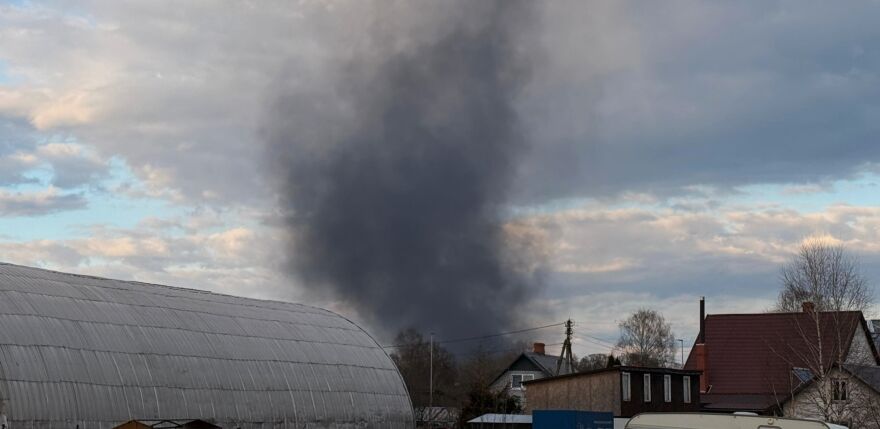 Smaga nedēļas nogale Jēkabpils ugunsdzēsējiem &ndash; lidlaukā pla&scaron;s kūlas ugunsgrēks, Ķieģeļu ielā deg ēka