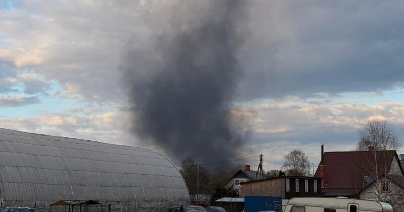 Smaga nedēļas nogale Jēkabpils ugunsdzēsējiem &ndash; lidlaukā pla&scaron;s kūlas ugunsgrēks, Ķieģeļu ielā deg ēka