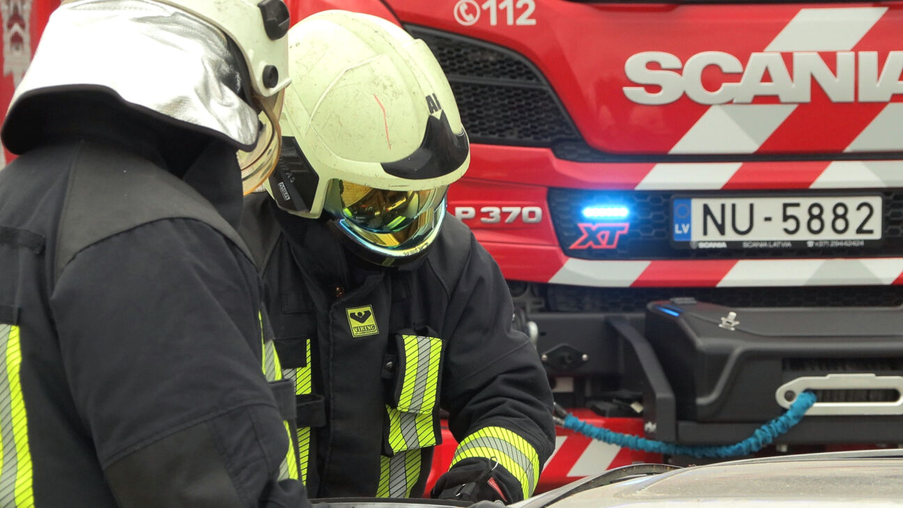 Jēkabpilī plaši kūlas ugunsgrēki, Līvānos no ražošanas ēkas evakuē cilvēkus