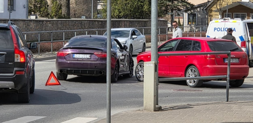 Brīvības ielā saduras divi "Audi" spēkrati