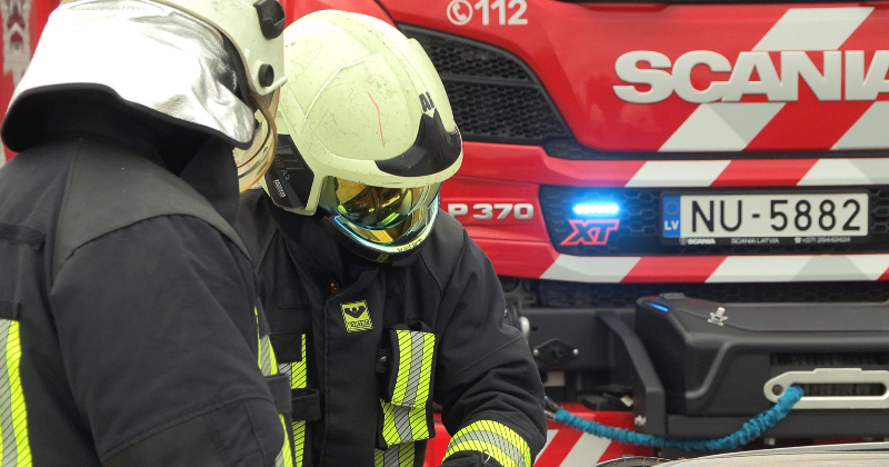 Jēkabpilī pla&scaron;i kūlas ugunsgrēki, Līvānos no ražo&scaron;anas ēkas evakuē cilvēkus