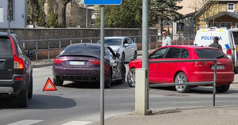 Brīvības ielā saduras divi "Audi" spēkrati