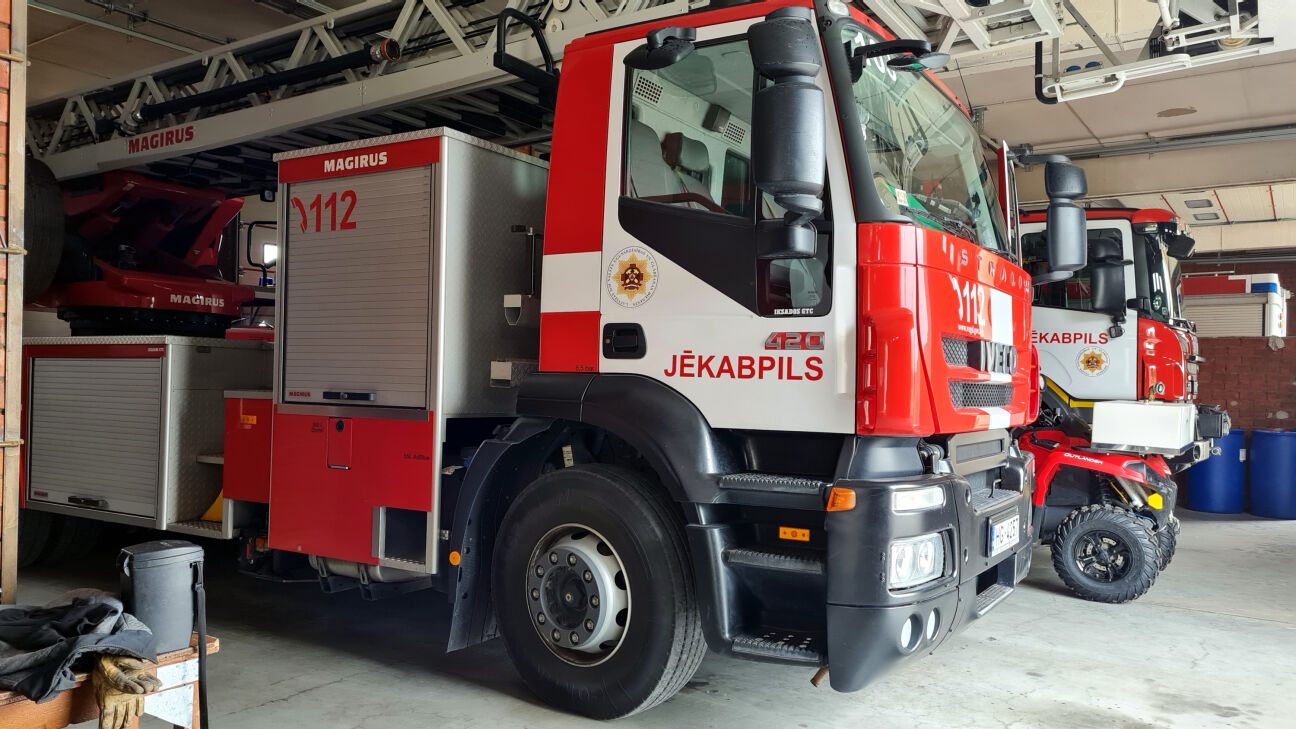 Jēkabpilī no mājas evakuējas cilvēki, Aizkraukles novadā deg ferma