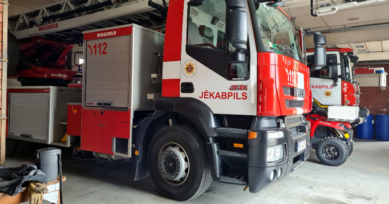 Jēkabpilī no mājas evakuējas cilvēki, Aizkraukles novadā deg ferma