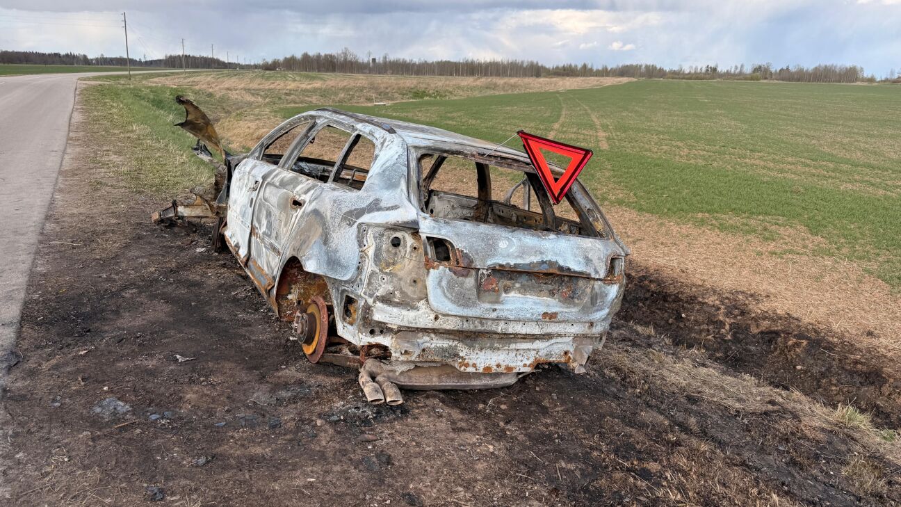 Piedūmojuma dēļ Jēkabpilī evakuēti pieci cilvēki, Krustpils pagastā nodeg auto