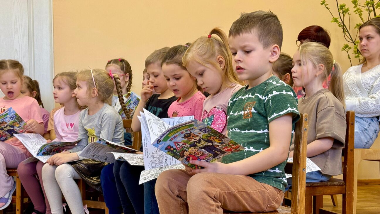 Jēkabpils novada bērnudārzos drošību māca ar policista Lūsēna palīdzību