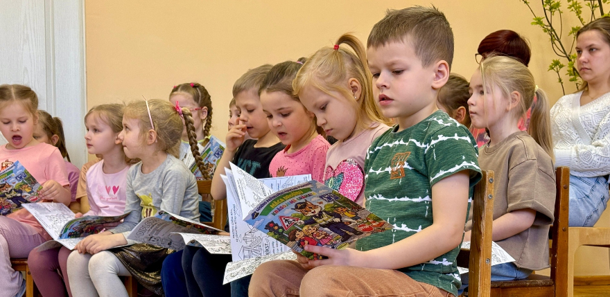 Jēkabpils novada bērnudārzos dro&scaron;ību māca ar policista Lūsēna palīdzību