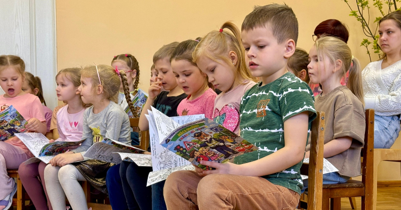 Jēkabpils novada bērnudārzos dro&scaron;ību māca ar policista Lūsēna palīdzību