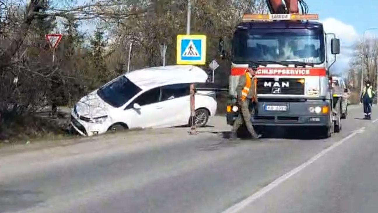 Jēkabpilī autovadītāja nobrauc no ceļa un iebrauc grāvī 