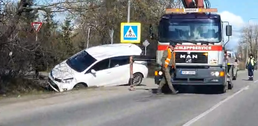 Jēkabpilī autovadītāja nobrauc no ceļa un iebrauc grāvī 
