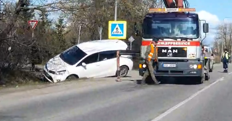 Jēkabpilī autovadītāja nobrauc no ceļa un iebrauc grāvī 